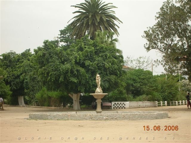 PERREGEAUX 06 2006 JARDIN PUBLIC ET SON JET D EAU.jpg -           